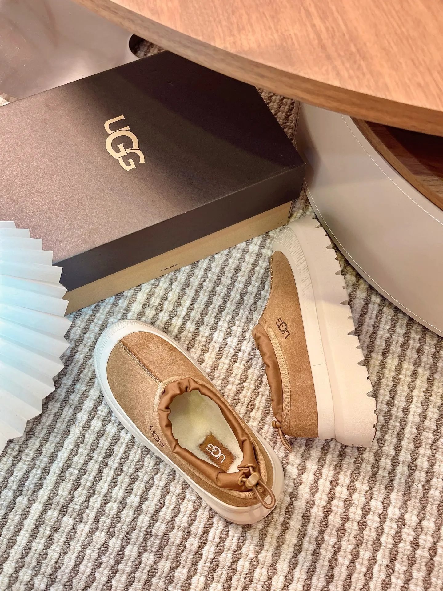 [UGG] P:500💰 Couple shoes Size: 35-44 [Wang Yibo's same style] UGG2025 new winter style Tasman fashion shoes for men and women 1144096 Ugg new fur shoes for autumn and winter, snow boots, same style for men and women ~ Handsome slip-on, lazy shoes, super easy to put on and take off ~ Suede cowhide fabric ~The soles are molded from original soles, not cheap rubber foam, but made of modern material. The characteristics of this material are that it is light, wear-resistant and non-slip. The outsole has a clear logo imprint, which is comparable to that of a store~